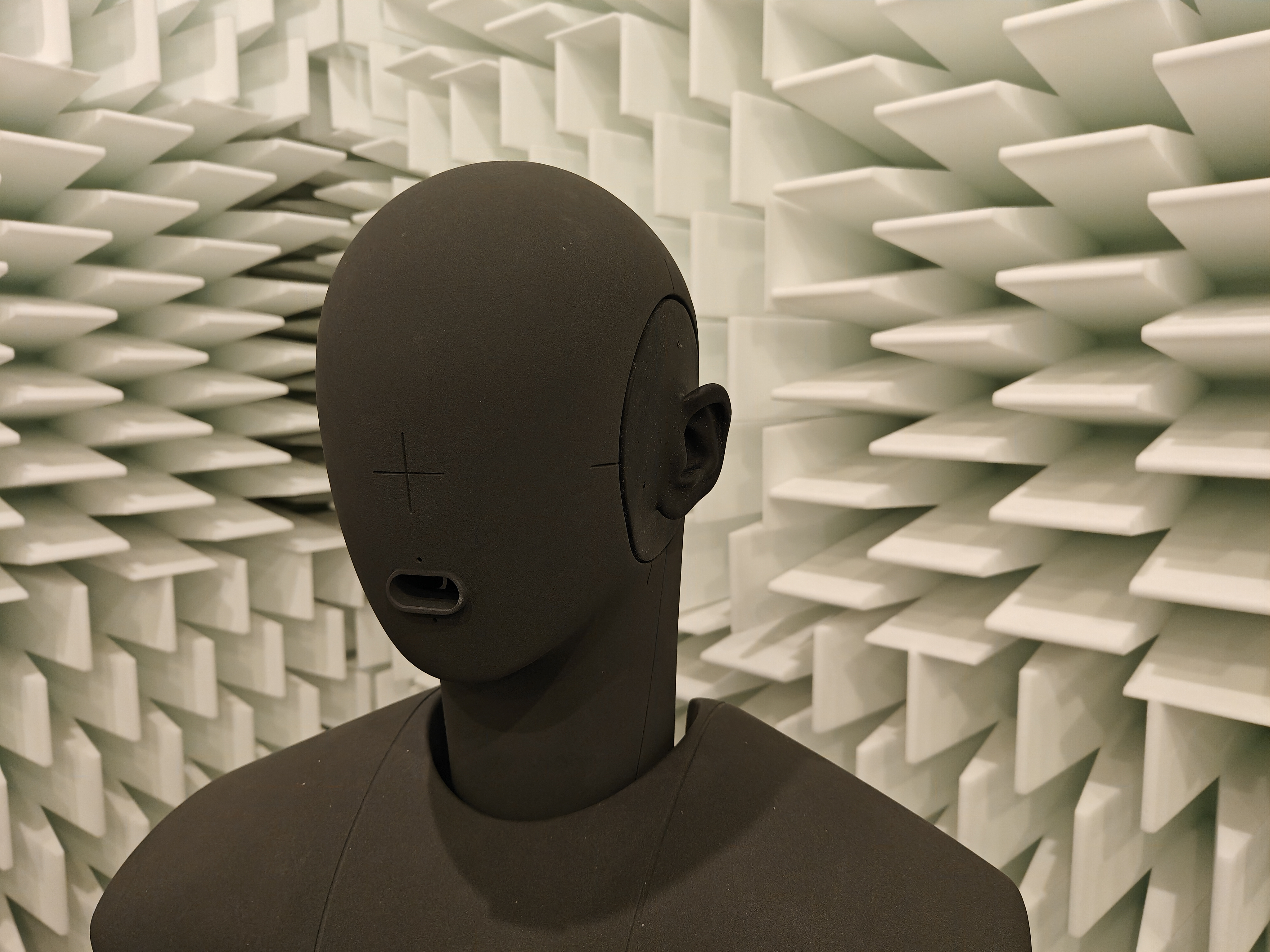 Tête artificielle dans une chambre anéchoïque